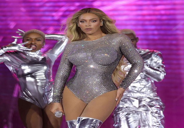 WATCH: Beyonce Showing off her incredible figure, She posed in a slew of rustic looks,