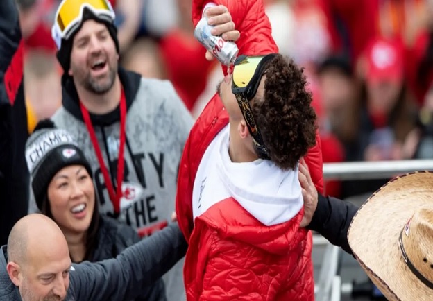 EXCLUSIVE: Is Patrick Mahomes a bad role model for kids? fans attack him for drinking beer ‘ Fans harshly criticized the Chiefs quarterback via social media, calling him a bad example for children