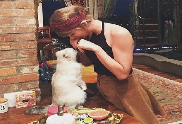 EXCLUSIVE: “Taylor Swift addresses critics, stating, ‘Stop criticizing me for kissing and hugging my cat. It’s my personal life, and my pet brings me joy. I love having him around me.'”