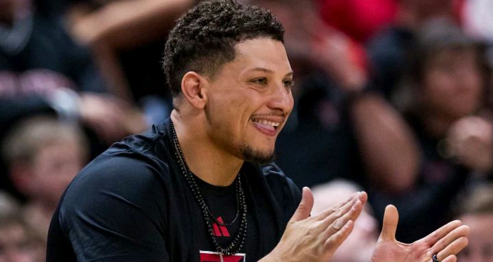 Breaking News: Kansas City Chiefs quarterback Patrick Mahomes teams up with wife and brother to buy his mom an $825K house,after changing his look...see more